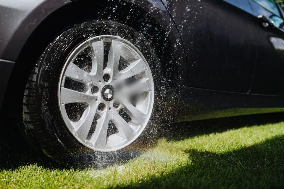 Lastik basıncı ve TPMS uyarısı: doğru basınç nasıl bulunur?